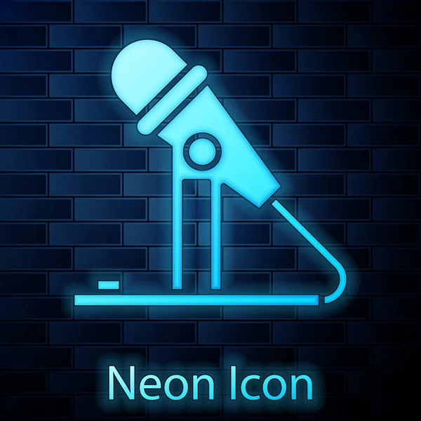 Lumineux néon icône Microphone isolé sur fond de mur de briques. Sur micro micro radio. Signal haut-parleur. Illustration vectorielle — Image vectorielle