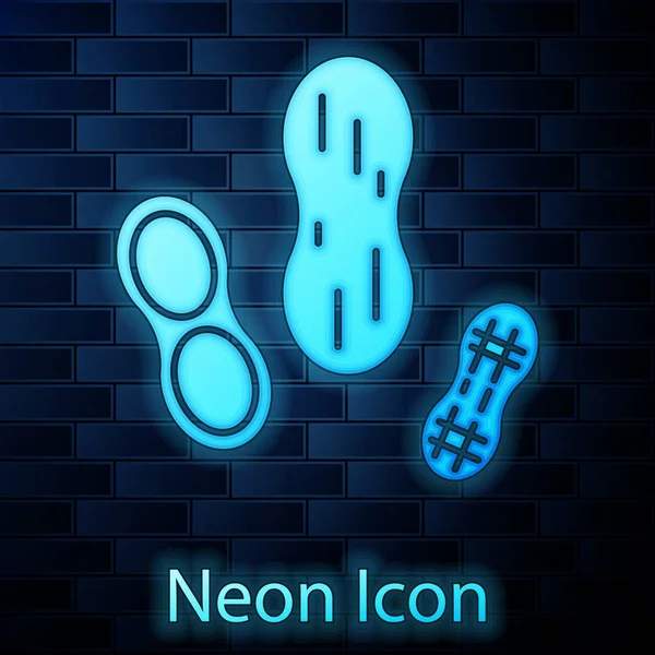 Ragyogó neon mogyoró ikon elszigetelt téglafal háttér. Vektorillusztráció — Stock Vector