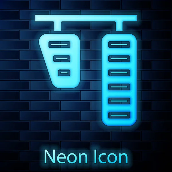 Neon incandescente Auto a gas e pedali del freno icona isolata su sfondo muro di mattoni. Illustrazione vettoriale — Vettoriale Stock