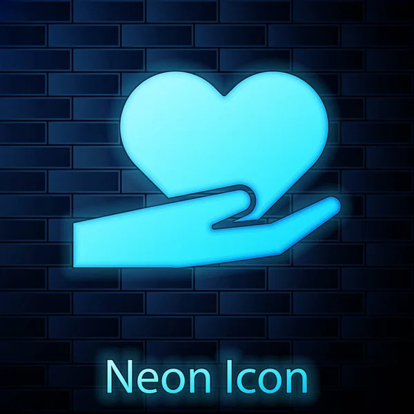 Gloeiende neon Hart op hand pictogram geïsoleerd op baksteen muur achtergrond. Hand geven liefdessymbool. Valentijnsdag symbool. Vector Illustratie — Stockvector