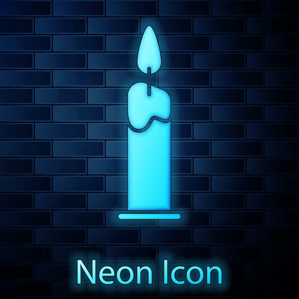 Žhnoucí neon Hořící svíčka ve svícnu ikona izolované na cihlové zdi pozadí. Válcový svícen s hořícím plamenem. Vektorová ilustrace — Stockový vektor