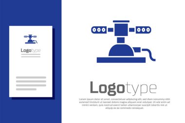 Beyaz arkaplanda mavi otomatik sulama ikonu izole edildi. Su ekipmanları. Bahçe elemanı. Sprey tabanca ikonu. Logo tasarım şablonu elemanı. Vektör İllüstrasyonu