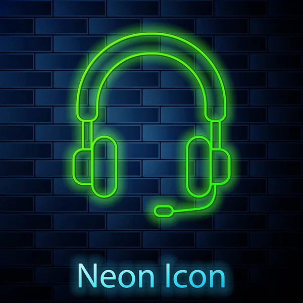 Linha de néon brilhante Headphones ícone isolado no fundo da parede de tijolo. Fones de ouvido. Conceito para ouvir música, serviço, comunicação e operador. Ilustração vetorial — Vetor de Stock