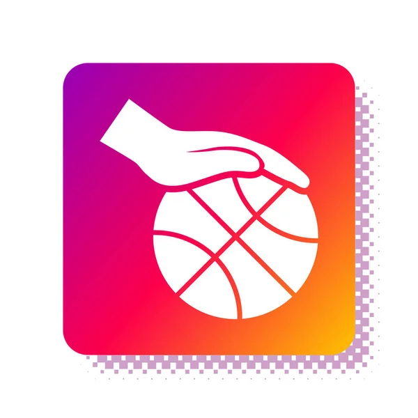 Mano blanca con icono de pelota de baloncesto aislado sobre fondo blanco. Símbolo deportivo. Botón de color cuadrado. Ilustración vectorial — Vector de stock