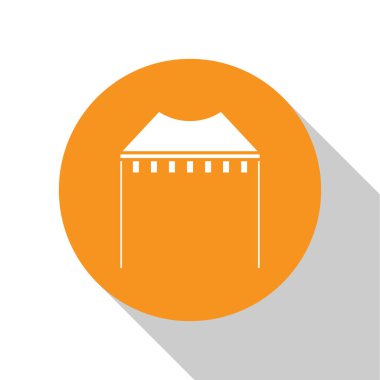 Beyaz Kamp çadırı simgesi beyaz arkaplanda izole edildi. Karnaval kamp çadırı. Eğlence parkı. Turuncu daire düğmesi. Vektör İllüstrasyonu