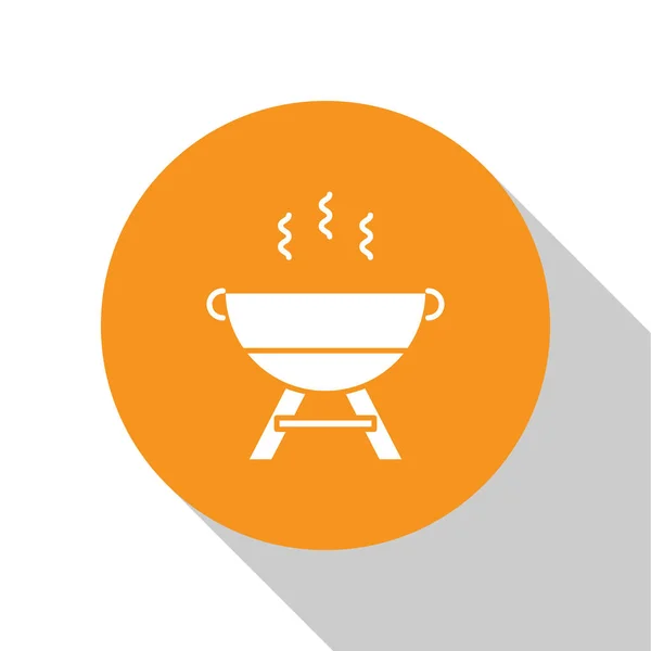 Ícone de churrasqueira branco isolado no fundo branco. Festa de churrasco. Botão laranja círculo. Ilustração vetorial — Vetor de Stock