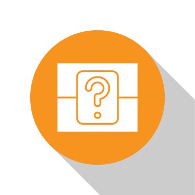 Beyaz arka planda izole edilmiş oyun simgesi için beyaz gizemli kutu ya da rastgele ganimet kutusu. Soru kutusu. Turuncu daire düğmesi. Vektör İllüstrasyonu