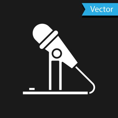 Siyah arkaplanda beyaz mikrofon simgesi izole edildi. Radyodaki mikrofondan. Sözcü işareti. Vektör İllüstrasyonu