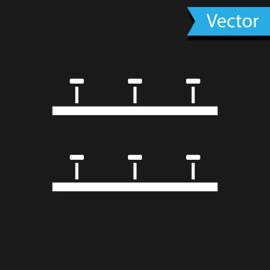 Beyaz otomatik sulama Sprinkler simgesi siyah arka planda izole. Sulama Ekipmanları. Bahçe elemanı. Püskürtme tabancası simgesi. Vektör Illustration