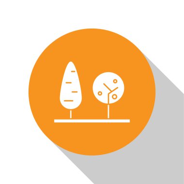 Beyaz Ağaçlar simgesi beyaz arkaplanda izole edildi. Orman sembolü. Turuncu daire düğmesi. Vektör İllüstrasyonu