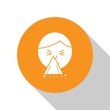 Beyaz adam mendil ya da peçeteyi beyaz arka planda izole edilmiş burun simgesine tutuyordu. Coryza hastalığının belirtileri. Turuncu daire düğmesi. Vektör İllüstrasyonu