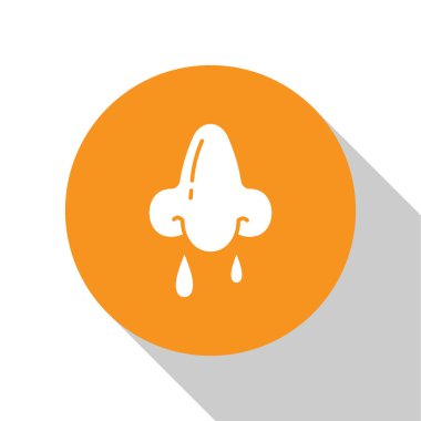 Beyaz arka planda beyaz burun simgesi izole edildi. Rhinitis semptomları, tedavi. Burun ve hapşırma. Burun hastalıkları. Turuncu daire düğmesi. Vektör İllüstrasyonu