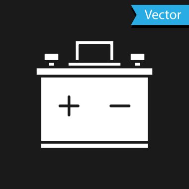 Siyah arkaplanda beyaz araba aküsü ikonu var. Akümülatör bataryası enerji ve elektrik akümülatörü bataryası. Vektör İllüstrasyonu