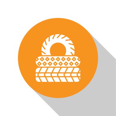 Beyaz araba lastik ikonu beyaz arka planda izole edildi. Turuncu daire düğmesi. Vektör İllüstrasyonu