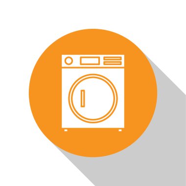 Beyaz Yıkama simgesi beyaz arkaplanda izole edildi. Çamaşır makinesi simgesi. Çamaşır makinesi, çamaşır makinesi. Ev aletleri sembolü. Turuncu daire düğmesi. Vektör İllüstrasyonu