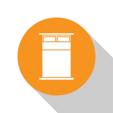 Beyaz arka planda iki ya da bir kişilik beyaz büyük bir yatak. Turuncu daire düğmesi. Vektör İllüstrasyonu