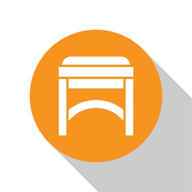 Beyaz Koltuk simgesi beyaz arkaplanda izole edildi. Turuncu daire düğmesi. Vektör İllüstrasyonu