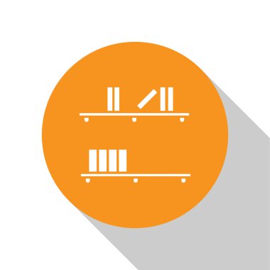 Beyaz arkaplanda kitap simgesi olan beyaz raf. Raflar işaretli. Turuncu daire düğmesi. Vektör İllüstrasyonu