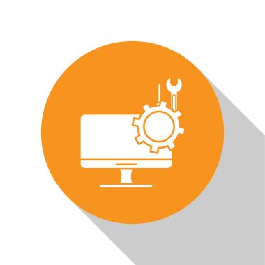 Beyaz arkaplanda izole edilmiş tornavida ve anahtar simgesine sahip beyaz bilgisayar monitörü. Ayarlama, servis, ayar, bakım, onarım. Turuncu daire düğmesi. Vektör İllüstrasyonu