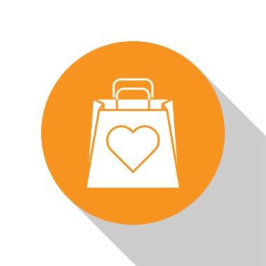 Beyaz arka planda kalp ikonu olan beyaz alışveriş torbası. Alışveriş torbası sevgisi kalp ikonu gibidir. Sevgililer Günü sembolü. Turuncu daire düğmesi. Vektör İllüstrasyonu