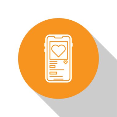 Beyaz arka planda kalp ikonu olan beyaz cep telefonu. Sevgililer Günü. Turuncu daire düğmesi. Vektör İllüstrasyonu