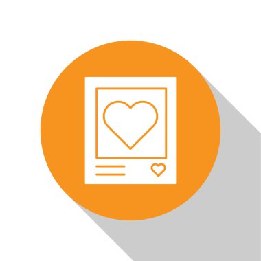 Beyaz boş fotoğraf çerçeveleri ve beyaz arkaplanda izole edilmiş kalp simgeleri. Sevgililer Günü sembolü. Turuncu daire düğmesi. Vektör İllüstrasyonu