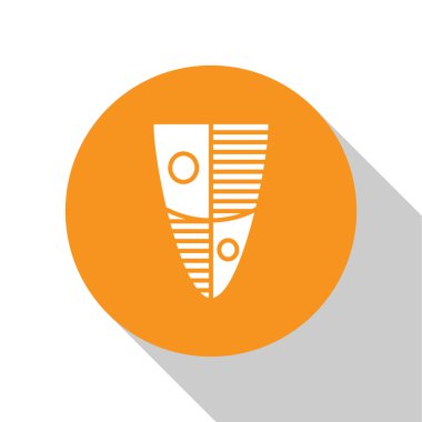 Beyaz arka planda Beyaz Kalkan simgesi izole edildi. Gardiyan. Güvenlik, güvenlik, koruma, gizlilik kavramı. Turuncu daire düğmesi. Vektör İllüstrasyonu