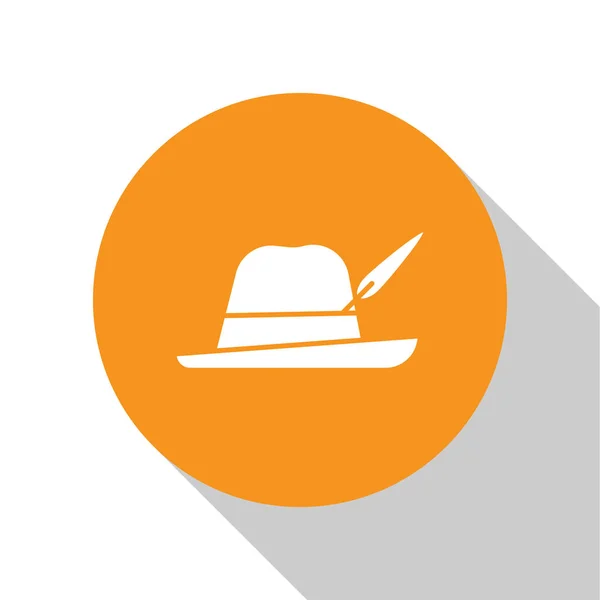 白い背景に隔離されたホワイトオクトーバーフェストの帽子のアイコン。羽のついたハンター帽子。ドイツの帽子オレンジ色の丸ボタン。ベクターイラスト — ストックベクタ