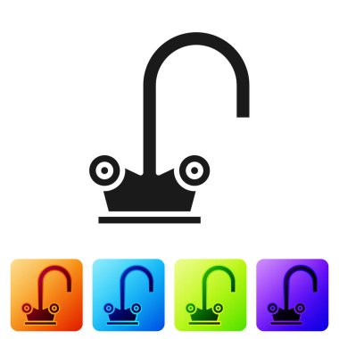 Siyah su musluğu simgesi beyaz arkaplanda izole edildi. Renkli kare düğmelerle simgeleri ayarla. Vektör İllüstrasyonu