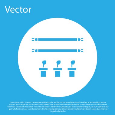 Mavi zemin üzerinde ampul ve bitki sembolü olan Blue Smart çiftliği. Beyaz daire düğmesi. Vektör İllüstrasyonu