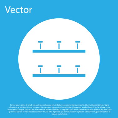 Mavi Otomatik sulama sprinkler simgesi mavi arka plan üzerinde izole. Sulama ekipmanları. Bahçe elementi. Sprey tabanca simgesi. Beyaz daire düğmesi. Vektör İllüstrasyonu