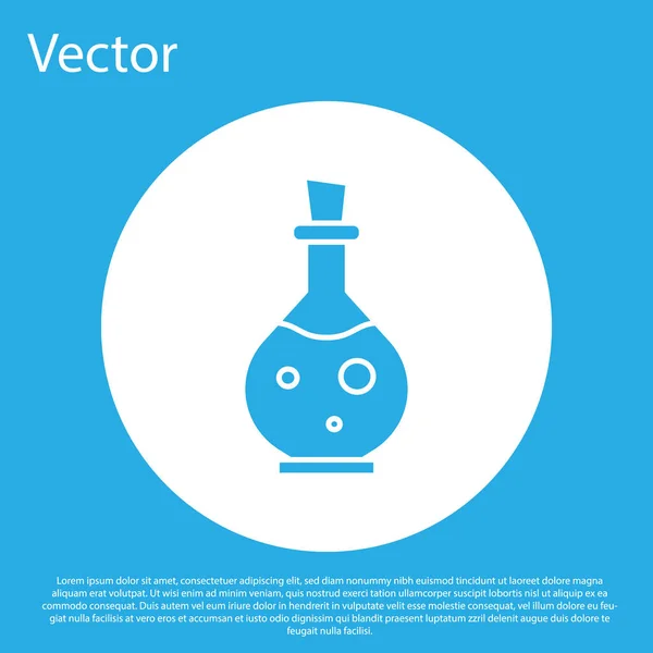 Sticlă de sticlă albastră cu pictogramă magică elixir izolată pe fundal albastru. Activul de joc pe calculator. Buton cerc alb. Vector Illustration — Vector de stoc