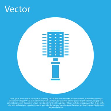 Mavi saç fırçası simgesi mavi arkaplanda izole edildi. Taraklı saç işareti. Berber sembolü. Beyaz daire düğmesi. Vektör İllüstrasyonu