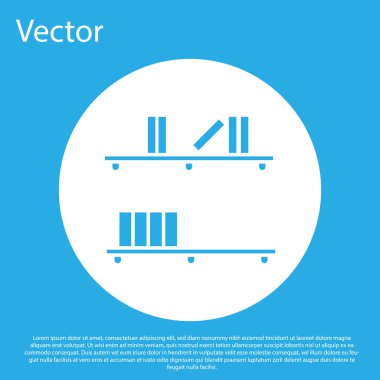 Mavi arkaplanda kitap simgesi olan mavi raf. Raflar işaretli. Beyaz daire düğmesi. Vektör İllüstrasyonu