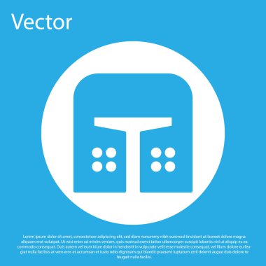 Mavi ortaçağ demir miğferi mavi arka planda izole edilmiş kafa koruma ikonu. Beyaz daire düğmesi. Vektör İllüstrasyonu