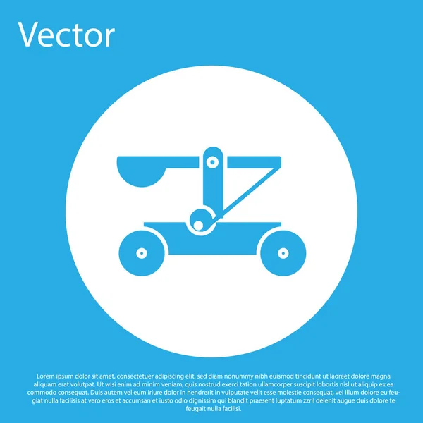 Голубая древнесредневековая деревянная катапульта стреляющие камни икона изолирована на синем фоне. Кнопка белого круга. Векторная миграция — стоковый вектор