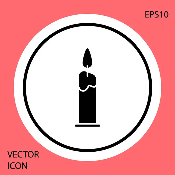 Vela Ardiente Negra en icono de candelero aislado sobre fondo rojo. Vara cilíndrica con llama ardiente. Botón círculo blanco. Ilustración vectorial — Vector de stock