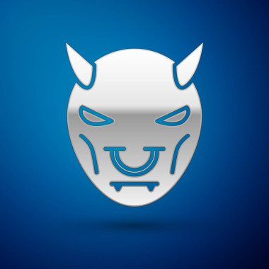 Mavi arka planda izole edilmiş boynuz ikonu olan şeytanın gümüş maskesi. Vektör İllüstrasyonu