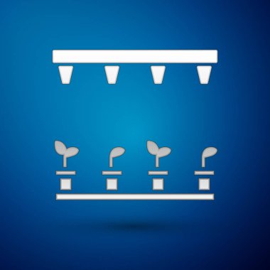 Gümüş Otomatik sulama sprinkler simgesi mavi arka plan üzerinde izole. Sulama ekipmanları. Bahçe elementi. Sprey tabanca simgesi. Vektör İllüstrasyonu