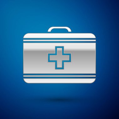 Gümüş İlk yardım kiti simgesi mavi arka plan üzerinde izole. Haçlı tıbbi kutu. Acil durum için tıbbi ekipman. Sağlık konsepti. Vektör İllüstrasyonu