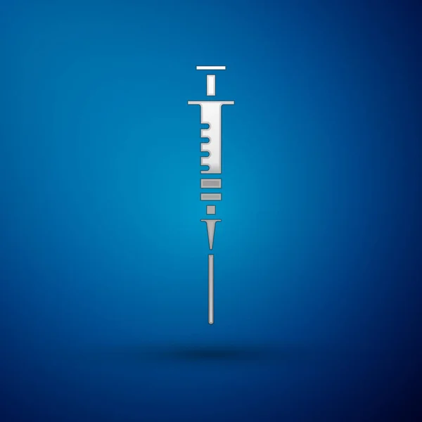 Silberne Spritze Symbol isoliert auf blauem Hintergrund. Spritze für Impfung, Impfung, Injektion, Grippeimpfung. Medizinische Geräte. Vektorillustration — Stockvektor