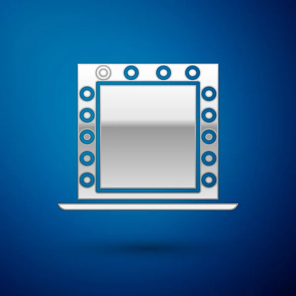 Espejo de maquillaje plateado con icono de luces aislado sobre fondo azul. Ilustración vectorial — Vector de stock