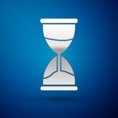 Mavi arka planda izole kum simgesi akan gümüş eski kum saati. Kum saati işareti. İş ve zaman yönetimi konsepti. Vektör Illustration