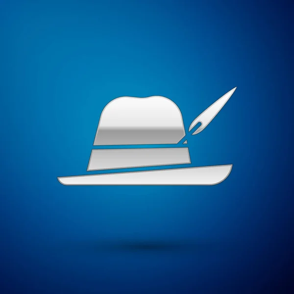 Silver Oktoberfest καπέλο εικονίδιο απομονώνονται σε μπλε φόντο. Καπέλο κυνηγού με φτερό. Γερμανικό καπέλο. Εικονογράφηση διανύσματος — Διανυσματικό Αρχείο