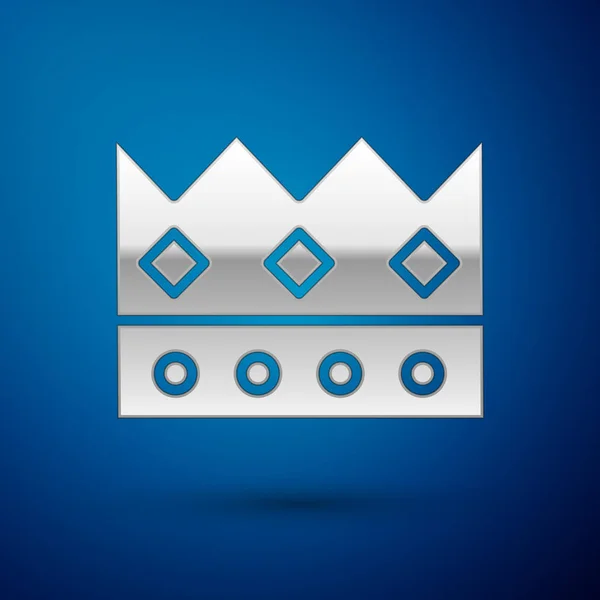 Icona corona Re d'argento isolato su sfondo blu. Illustrazione vettoriale — Vettoriale Stock