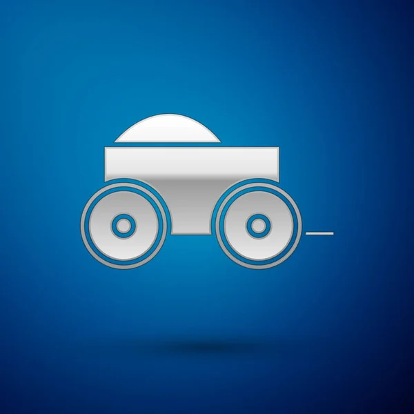 Carro de cuatro ruedas de madera plateada con icono de heno aislado sobre fondo azul. Ilustración vectorial — Vector de stock