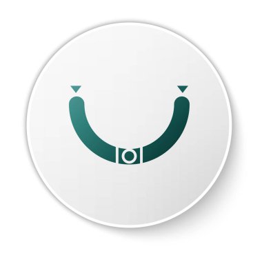 Beyaz arka plan üzerinde izole buhar simgesi ile Yeşil Sosis. Izgara sosis ve aroma işareti. Beyaz daire düğmesi. Vektör İllüstrasyonu