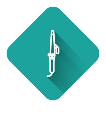 Saç ikonu için uzun gölgeli beyaz saç maşası. Saç düzleştirici ikonu. Yeşil kare düğmesi. Vektör İllüstrasyonu