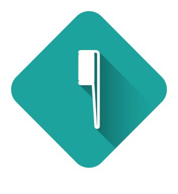 Beyaz çizgi saç fırçası ikonu uzun gölgeli izole edilmiş. Taraklı saç işareti. Berber sembolü. Yeşil kare düğmesi. Vektör İllüstrasyonu