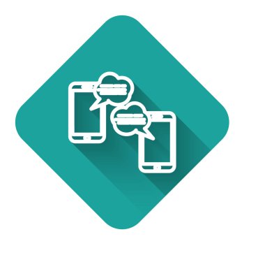 Beyaz çizgi Yeni sohbet mesajları telefon simgesinde uzun gölgeli izole edilmiş. Smartphone sohbet mesajları konuşma baloncukları. Yeşil kare düğmesi. Vektör İllüstrasyonu